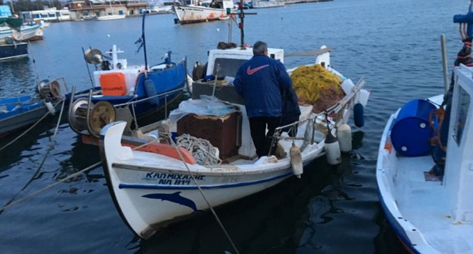 Σαρωνικός «SOS» από τους αλιείς: Είμαστε με τρία ευρώ στην τσέπη, δεν μας αφήνουν να ψαρέψουμε!
