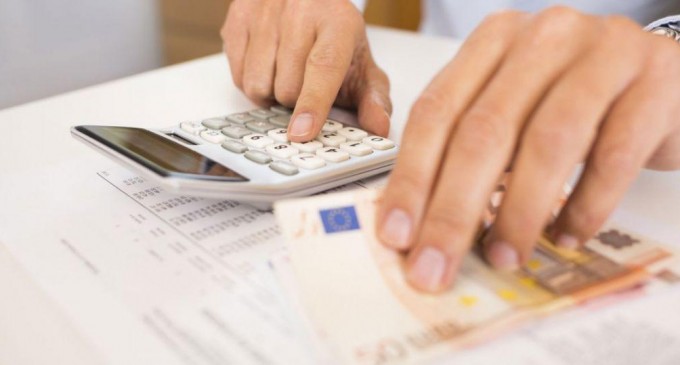 Φορολογικές δηλώσεις: Πώς θα πάρετε έκπτωση 2.100 ευρώ