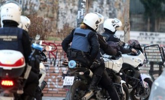 Συνελήφθησαν μέλη συμμορίας που διέπραττε κλοπές από σταθμευμένα αυτοκίνητα στις περιοχές της Αργυρούπολης και του Αλίμου