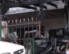 Φωτιά σε σπίτι στο Αιγάλεω: Κάηκε ολοσχερώς – Κινδύνευσαν ηλικιωμένοι (Βίντεο)