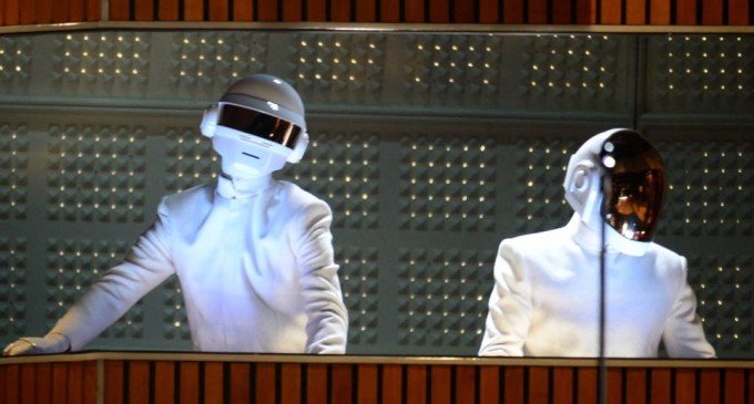 Οι Daft Punk αποκαλύπτουν τα πρόσωπά τους έπειτα από 28 χρόνια