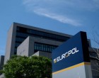 Δεκάδες συλλήψεις από τη Europol σε τρεις χώρες – Κατασχέθηκαν 100.000 ευρώ και πάγωσαν 11 τραπεζικοί λογαριασμοί