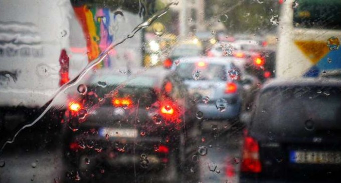 Κίνηση: Χάος στους δρόμους από την καταιγίδα – Αποκαταστάθηκε η κυκλοφορία στον Κηφισό