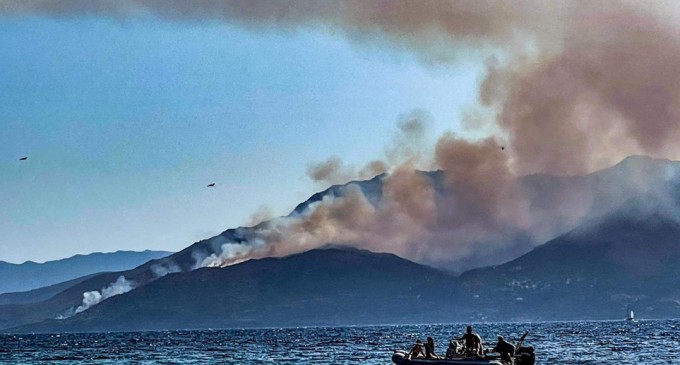 Κάηκε σπίτι στα Μέθανα – Σε εξέλιξη η μεγάλη πυρκαγιά, εκκενώθηκε η κοινότητα Κυψέλης