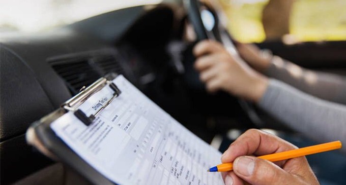 Οι 5 μεγάλες αλλαγές στα διπλώματα οδήγησης: Πώς θα οδηγούν οι 17άρηδες -Τι αλλάζει στην εξέταση