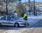 Χιόνια και απαγόρευση φορτηγών σε τμήμα της παλαιάς εθνικής Αθηνών-Θήβας -Διακοπή στη λεωφόρο Πάρνηθος