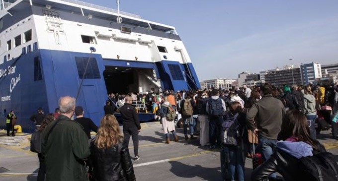 Χωρίς ιδιαίτερα προβλήματα η έξοδος των εκδρομέων από τα λιμάνια της Αττικής