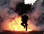 Η στιγμή που αστυνομικός καίγεται από μολότοφ μετά από επίθεση αντιεξουσιαστών