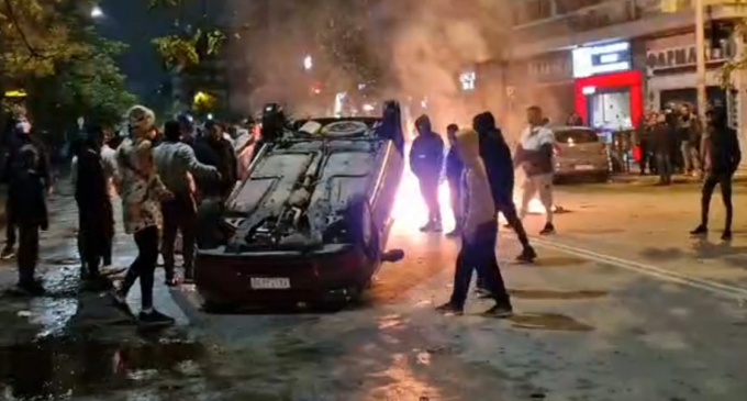 Ξέσπασμα βίας από Ρομά στη Θεσσαλονίκη – Αναποδογύρισαν αυτοκίνητα, ανάβουν φωτιές