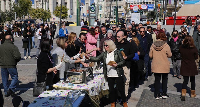 Παραδοσιακό γλέντι για την Τσικνοπέμπτη στην πλατεία Κοραή από τον Δήμο Πειραιά