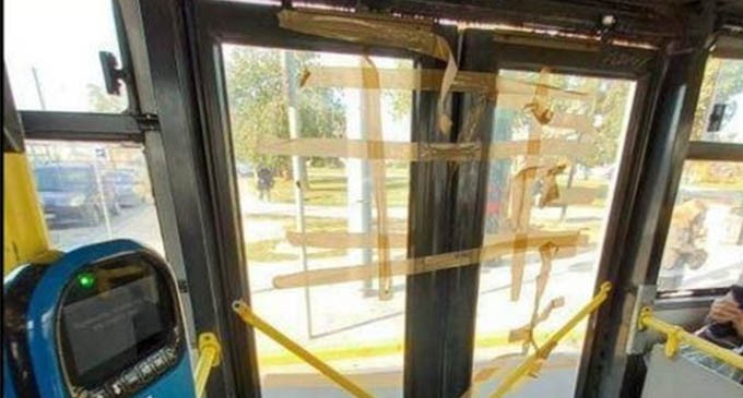 Λεωφορεία υπό διάλυση – Πόρτα ξεκόλλησε εν κινήσει και τη συγκράτησαν με ταινία!