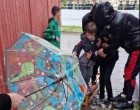 Κακοκαιρία «Ilina»: Έφτιαξαν… γέφυρα από καθίσματα για να βγουν νήπια από το σχολείο