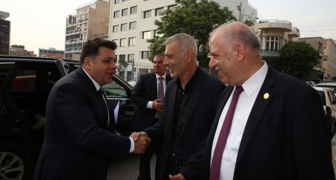Ο Δήμαρχος Πειραιά Γιάννης Μώραλης σε εκδήλωση προς τιμήν του Πρέσβη των Η.Π.Α. στην Ελλάδα George Tsunis στη Δημοτική Πινακοθήκη