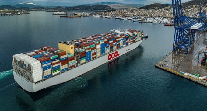 OOCL PIRAEUS: Ένα γιγάντιο containership στο λιμάνι του Πειραιά