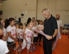 Ο Δήμαρχος Πειραιά Γιάννης Μώραλης στο «9ο Piraeus Sports Camp» για τους μαθητές της πόλης – Με την υποστήριξη της ΠΑΕ Ολυμπιακός