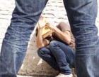 «Να φοβόμαστε να στέλνουμε τα παιδιά μας στο σχολείο;» – Ξέσπασε η μητέρα του 12χρονου που έπεσε θύμα ξυλοδαρμού σε σχολείο του Πειραιά
