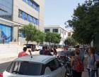 Παράσταση διαμαρτυρίας της ΕΛΜΕ Πειραιά για να μην πλειστηριαστεί το σπίτι εκπαιδευτικού, μητέρας δυο παιδιών