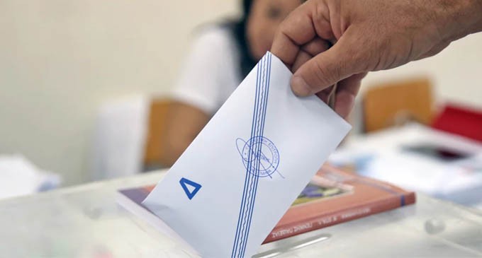 Ψηφοφόρος μπερδεύτηκε και έριξε στην κάλπη φάκελο με 175 ευρώ και ψηφοδέλτια!