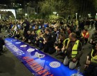 Καθιστική διαμαρτυρία ενστόλων έξω από τη Βουλή – Διακόπηκε η κυκλοφορία