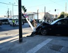 Τροχαίο στο κέντρο της Αθήνας – Αυτοκίνητο έπεσε πάνω σε φανάρι στην Πανεπιστημίου