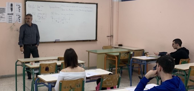 Διδασκαλία μαθηματικών από το Δήμαρχο Αγίου Δημητρίου, στα παιδιά του Κοινωνικού Φροντιστηρίου!
