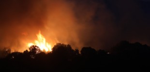 Υπό μερικό έλεγχο οι πυρκαγιές σε Πάτημα Ασπροπύργου, Σχιστό Κορυδαλλού και Μενίδι