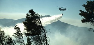 Xωρίς ενεργό μέτωπο η φωτιά στη Σταμάτα – Συνεχίζουν να επιχειρούν ισχυρές επίγειες δυνάμεις στην Κερατέα