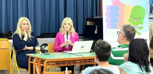 Η Έλενα Ράπτη σε εκδήλωση στο 2ο Δημοτικό σχολείο Πειραιά για την πρόληψη της σεξουαλικής κακοποίησης ανηλίκων
