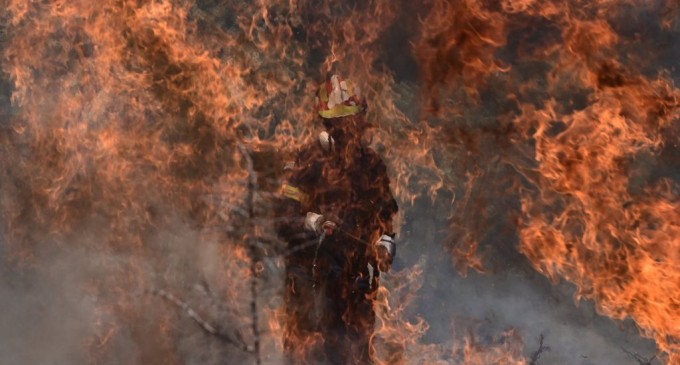 Φωτιά στην Αττική: Κάηκαν δυο πυροσβεστικά στο Νέο Βουτζά, με εγκαύματα ένας πυροσβέστης