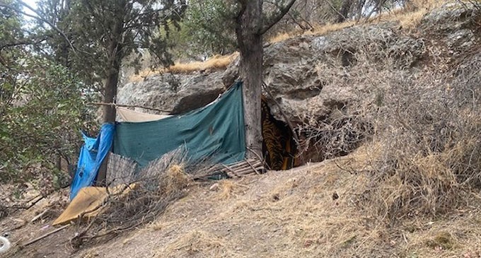 Δήμος Αθηναίων: Επιχείρηση καθαρισμού και απομάκρυνσης σκηνών από τον αρχαιολογικό χώρο του Λόφου Φιλοπάππου