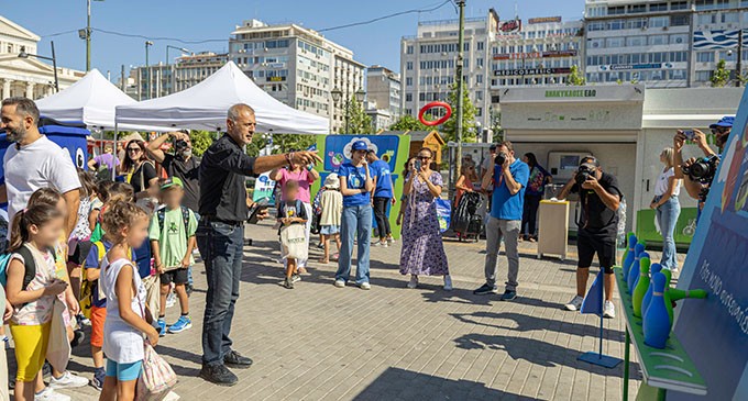 Εκατοντάδες παιδιά κατέκλυσαν την πλατεία Κοραή στην 4η Γιορτή Ανακύκλωσης του Δήμου Πειραιά