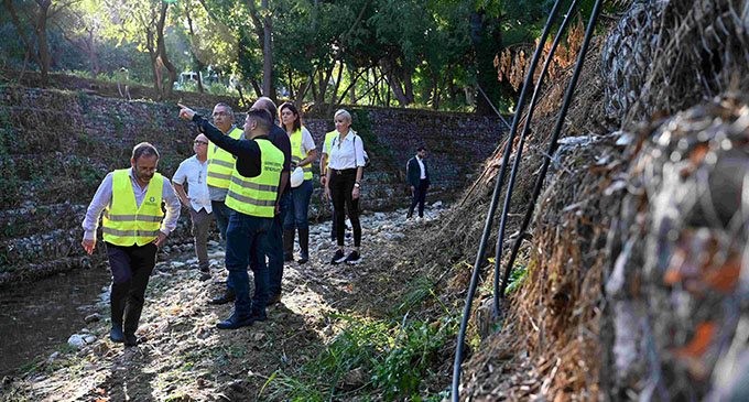 Αυτοψία στο ρέμα Ποδονίφτη: Ο Περιφερειάρχης N. Χαρδαλιάς μαζί με στελέχη της Περιφέρειας παρευρέθηκε στην έναρξη του καθαρισμού των κλειστών τμημάτων του ρέματος και ενημερώθηκε για την πορεία του έργου