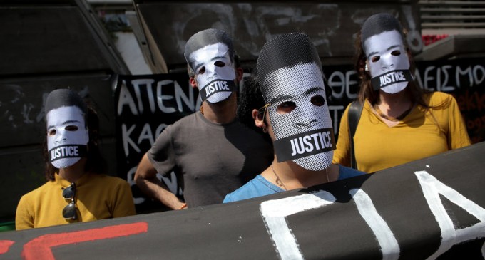 Διαμαρτυρία αντιεξουσιαστών στο Μοναστηράκι για τα κέντρα κράτησης -Φορώντας μάσκες