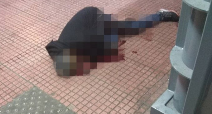 Άγρια σφαγή στην πλατεία Βάθη: Έκοψαν τον λαιμό αλλοδαπού μπροστά στους περαστικούς