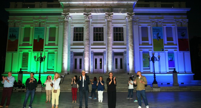 Ο Δήμος Πειραιά τίμησε την Παγκόσμια ημέρα νοσηλευτή με τη συμβολική φωταγώγηση του δημοτικού θεάτρου στα χρώματα της στολής των νοσηλευτών