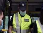 Έλεχγοι της ΕΛ.ΑΣ. σε στάσεις λεωφορείων και τρόλεϊ – Μουδιασμένοι οι επιβάτες στα ΜΜΜ την πρώτη μέρα της άρσης των μέτρων