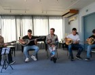 Γιώργος Μαζωνάκης: Η συγκινητική επίσκεψη στο Πρότυπο Μουσικό Κέντρο Πειραιά και η δέσμευση για προσφορά υποτροφίας
