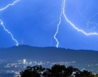 Εκτακτο: Ισχυρή καταιγίδα πλήττει την Αττική – Σε ισχύ το έκτακτο δελτίο καιρού