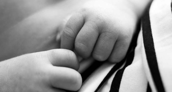 Σοκ: Πήρε αγκαλιά το πέντε μηνών μωρό της και πήδηξε γυμνή από το ρετιρέ