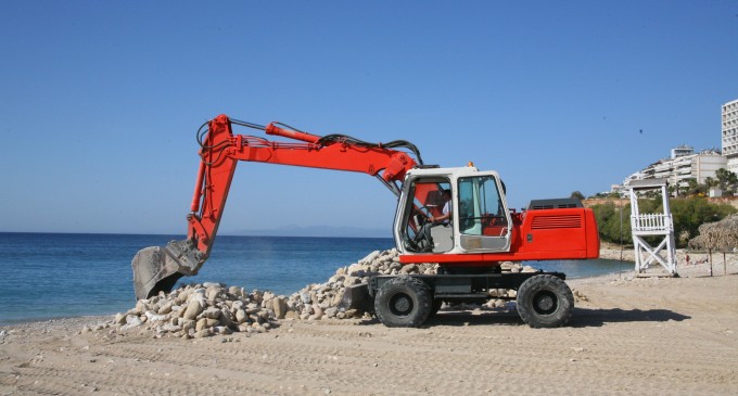 Εργασίες καθαρισμού στις παραλίες Βοτσαλάκια και Φρεαττύδα από τον Δήμο Πειραιά
