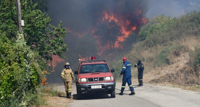 Εκτός ελέγχου η μεγάλη φωτιά στην Πάτρα – Κάηκαν σπίτια, εκκενώθηκε το Σούλι