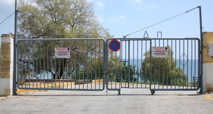 Ο Δήμος Πειραιά τοποθέτησε πόρτες εισόδου στις παραλίες Βοτσαλάκια και Φρεαττύδα -Για την προστασία της δημόσιας περιουσίας από φθορές