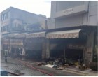 Πειραιάς: Στις φλόγες τυλίχτηκε το κατάστημα χαρτικών Μπρόλιας