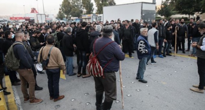 «Απόβαση» αγροτών από την Κρήτη στην Αθήνα – Συγκέντρωση έξω από το υπουργείο