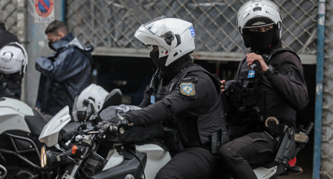 Καταδίωξη με πυροβολισμούς στο Κορωπί – Τρεις αστυνομικοί και ένας πολίτης τραυματίες