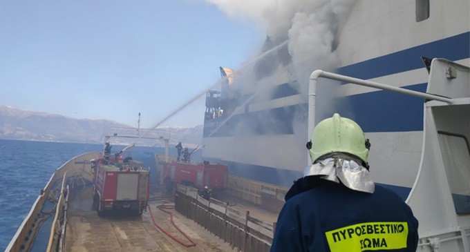 Διασώστες της ΕΜΑΚ πηγαίνουν στο φλεγόμενο πλοίο στην Κέρκυρα -Θα επιχειρήσουν διάσωση των εγκλωβισμένων