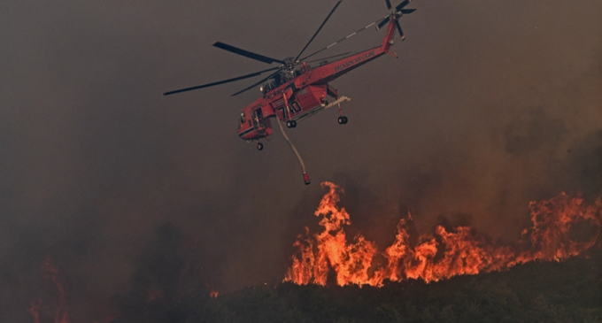 Φωτιές: Μεγάλη κινητοποίηση της Πυροσβεστικής σε Κάρυστο και Έβρο, αναζωπυρώσεις στη Σάμο