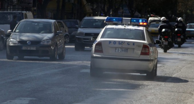 Κινηματογραφική απόδραση από το αστυνομικό τμήμα Χαϊδαρίου – Χτύπησαν αστυνομικό, έκλεψαν το αυτοκίνητο και το έσκασαν