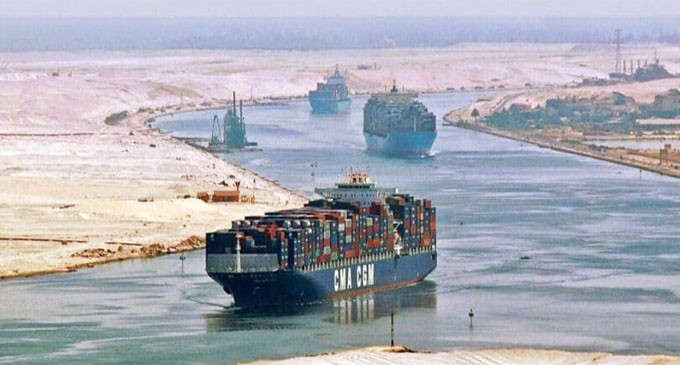 «Συμφόρηση πλοίων» που δημιουργεί προβλήματα – Τι σηματοδοτεί για την εφοδιαστική αλυσίδα η αύξηση και των τελών διέλευσης σε Σουέζ και Βόσπορο
