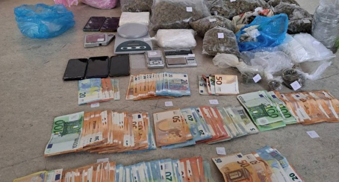 Εξαρθρώθηκε εγκληματική οργάνωση που διακινούσε ποσότητες ναρκωτικών ουσιών σε περιοχές της Αθήνας της Σαντορίνης και του Ναυπλίου